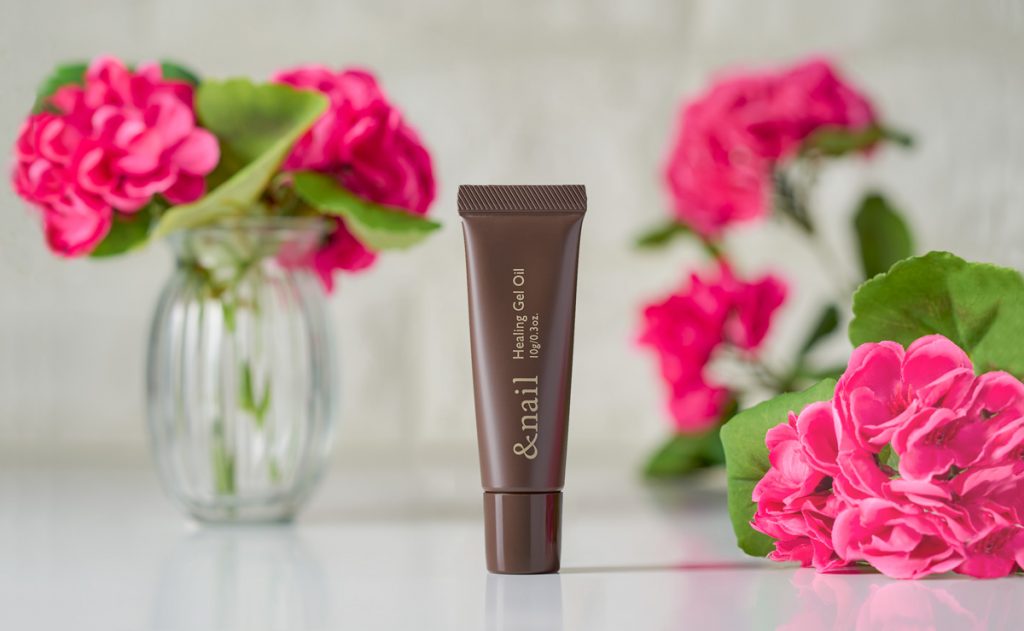 手荒れ・爪の乾燥に悩んでいる友人へのギフト。ポーチに入れて持ち歩けて、いつでも保湿できるジェルタイプのネイルオイル