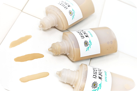 ははぎく水おしろい ナチュラル ピンクベージュ ノンカラー レギュラーサイズ 100mL 1,650円(税抜 1,500円) ミニサイズ 30mL 968円(税抜 880円)