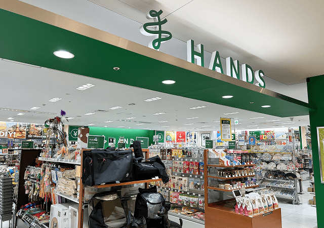 バッグ・リュック売り場が広がる、ハンズ銀座店の店内