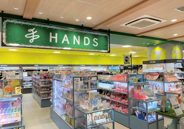 緑の「HANDS」看板の下にコスメ売り場が広がる、ハンズ渋谷スクランブルスクエア店の店内