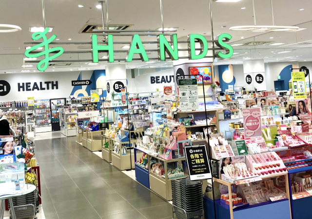 「HANDS」のロゴサインとヘルス・ビューティー売り場が並ぶ、ハンズ心斎橋店の店内