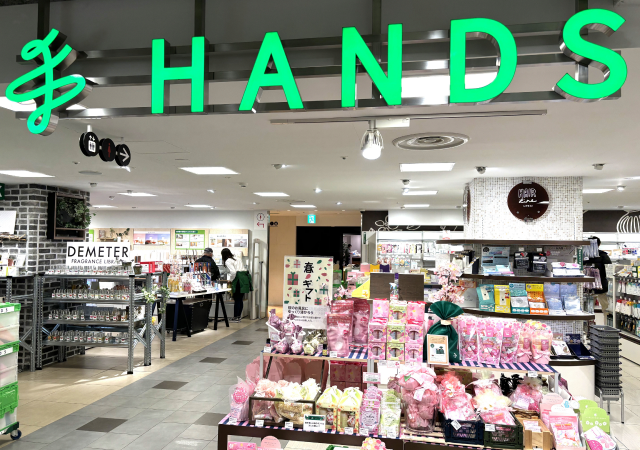 フレグランス売り場とピンクのギフト商品が並ぶ、ハンズ横浜店の店内