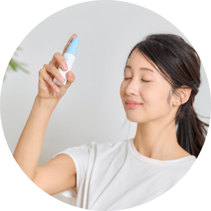 顔に直接スプレーできます。もちろん、メイクの上からでも♪髪や地肌にも使えます。