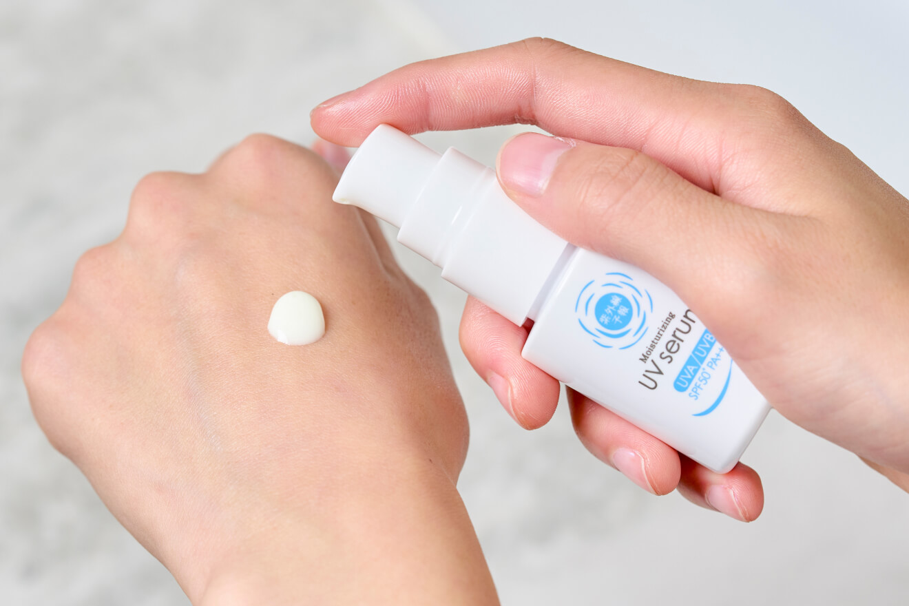 紫外線予報 うるおすUVセラムM｜1本でスキンケアから日焼け止めまで